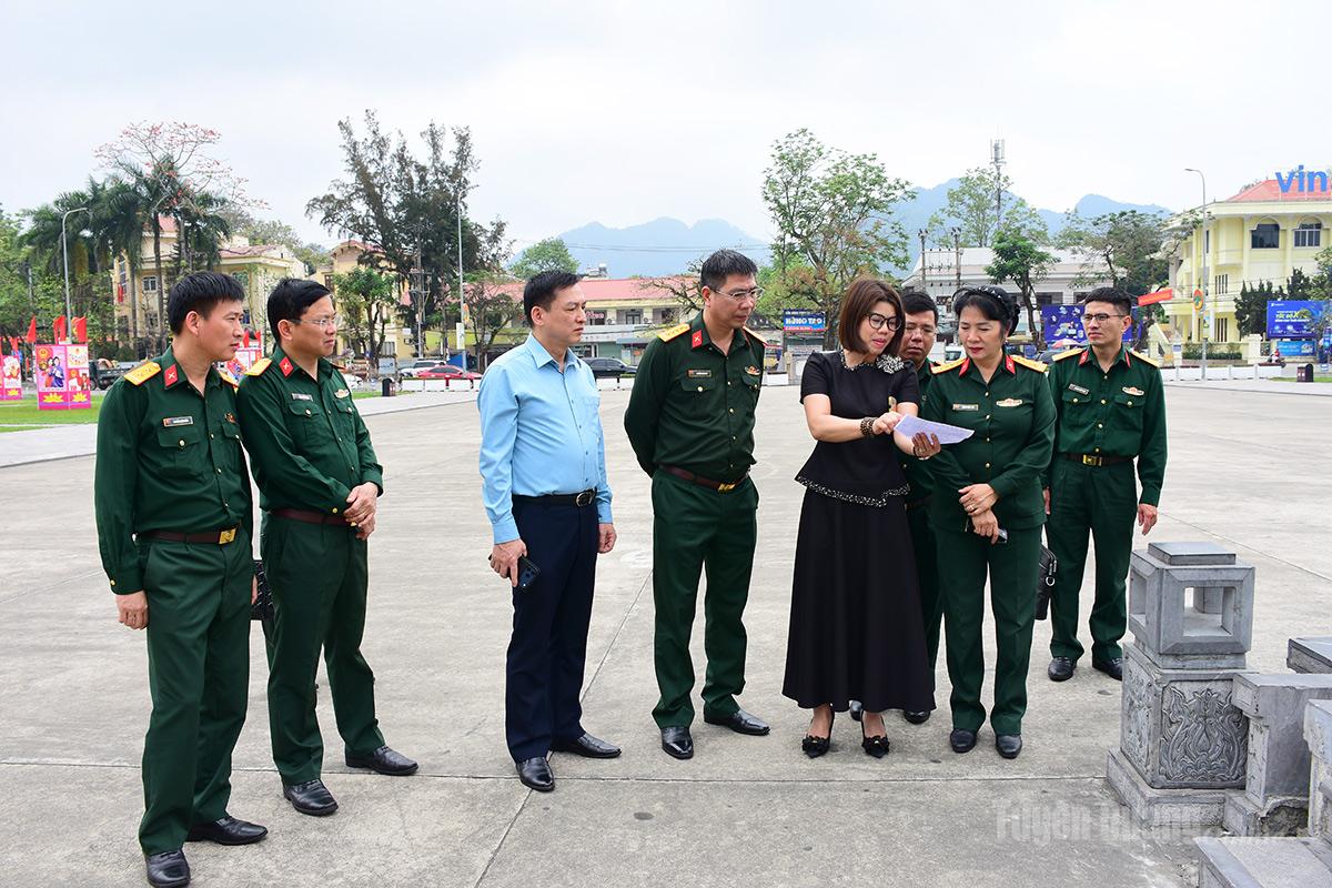 Đoàn Trung tâm Phát thanh truyền hình Quân đội và các thành viên Ban Chỉ đạo đi khảo sát tại quảng trường Nguyễn Tất Thành, phường Minh Xuân.
